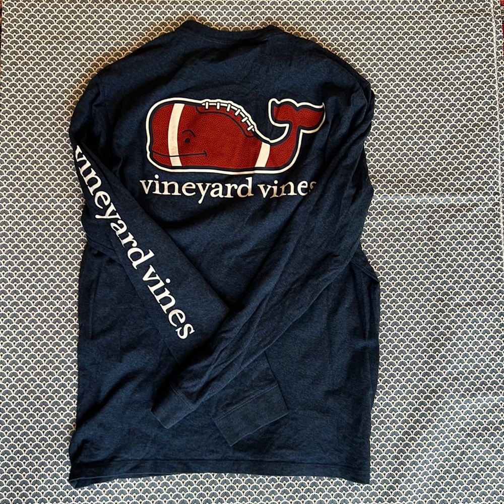 Men’s vineyard Vines long sleeved tee in a beautiful navy blue melange.